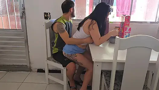 Üvey kız kahvaltıda daha fazla bir şey istedi, ben de ona çiğ sosis verdim