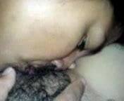 Філіппінка поїдає кицьку