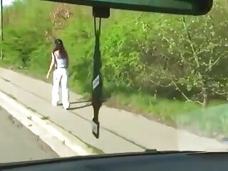 Dopo un picnic nel parco, la troia dai capelli rossi arrapata si fa un giro su una dura Gallo