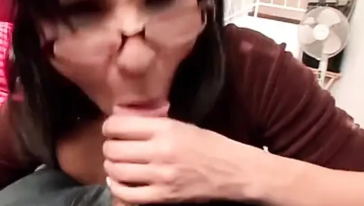Cewek seksi berkacamata ini lagi asik ngentot sama cowok berkacamata