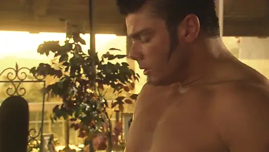 Ateşli esmer arkadan şiddetli bir şekilde sikiliyor