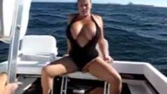 ボートで降りる巨乳女性