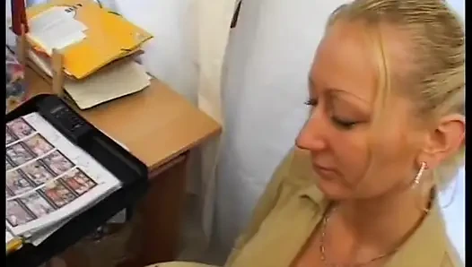 Sarışın orta yaşlı seksi sürtük yarağa biniyor