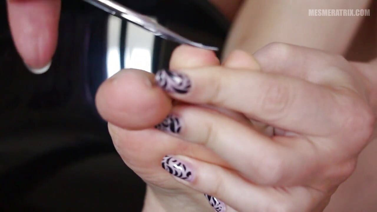 Feet without nail polish for the ass
