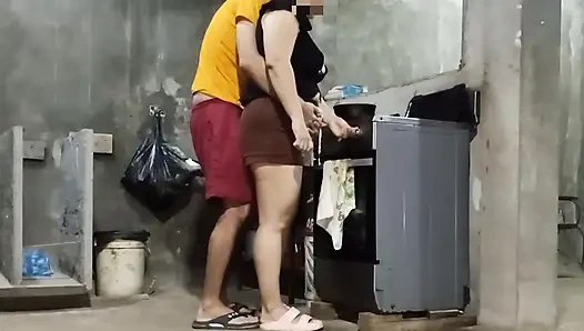 Die alleinerziehende Mutter wollte das Abendessen machen, aber ihre beste Freundin verführt sie zu ihrem harten, echten, selbstgemachten Sex