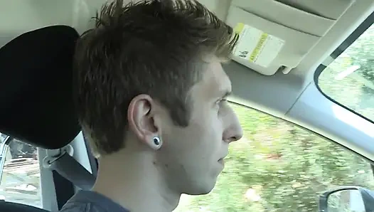 Pelacur remaja berbaring untuk mengambil kontol dari belakang