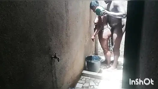 Cinta diam-diam di kamar mandi Afrika