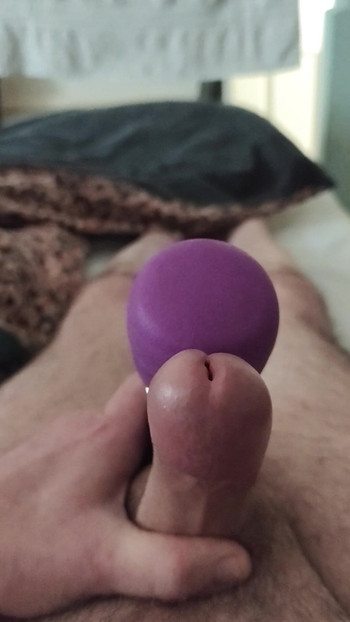 紫色のマッサージャーは最低設定でイかせる