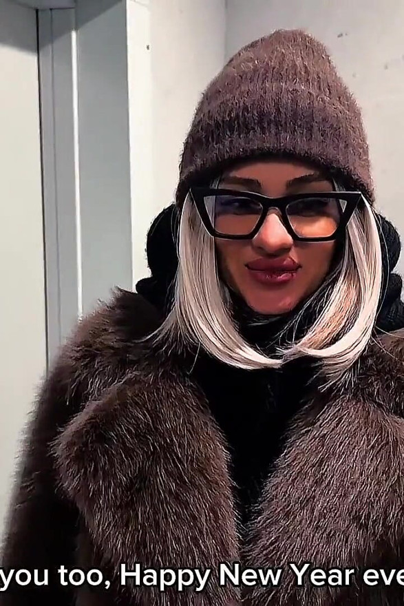 Uma puta rica fode um foreman enquanto seu marido está em uma viagem de negócios
