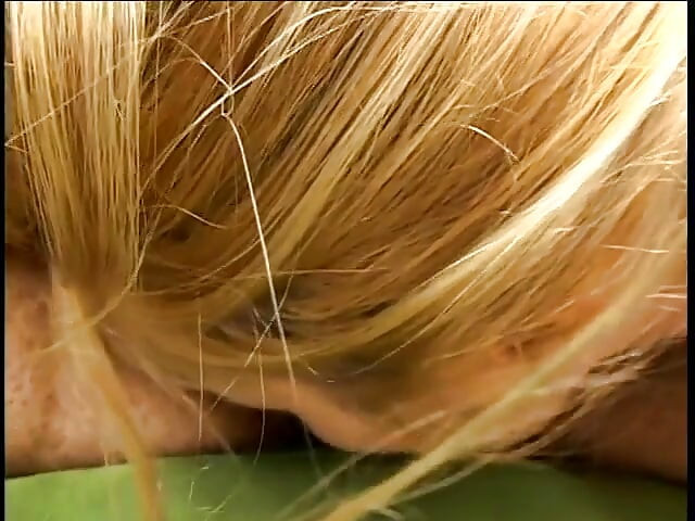 Jalang blonde yang bengkung yang bertetek besar menunggang kote hitam besar, kemudian dipancut muka di sofa hijau di dalam rumah