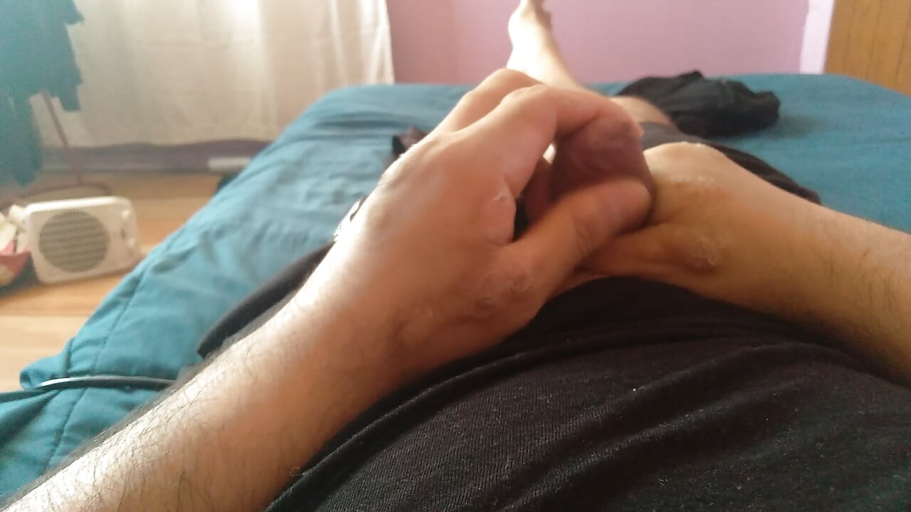 Lelaki comel menunjukkan zakar besarnya