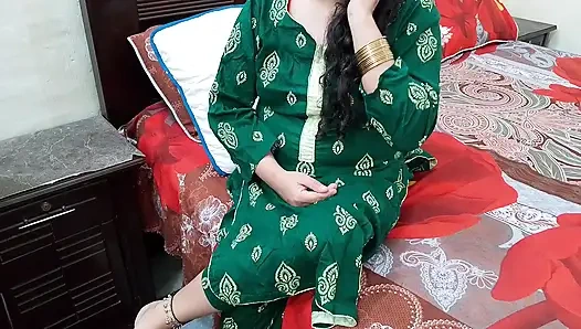 Kakak ipar India desi mendapatkan pakaian gratis dengan memamerkan sosoknya yang seksi