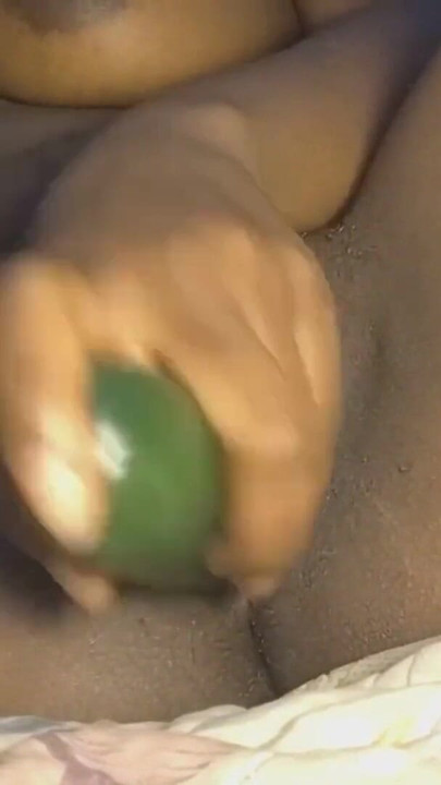 La masturbation matinale se termine par un orgasme bruyant. Je caresse ma chatte étroite | Clip 1