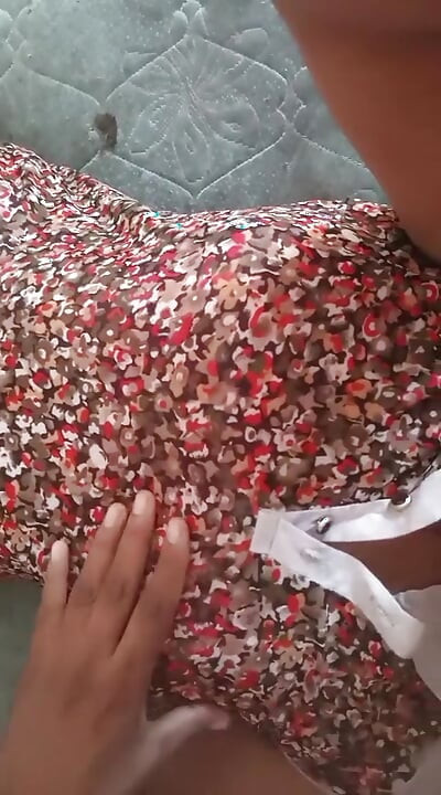 Elle joue bien sa chatte excitée avec bien sa bien excitée avec une musterbation dans la salle de bain avec des seins de tourbière