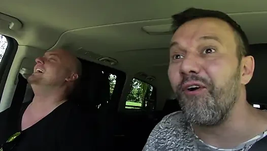 Dövmeli piliç palyaço bir adam tarafından sikiliyor