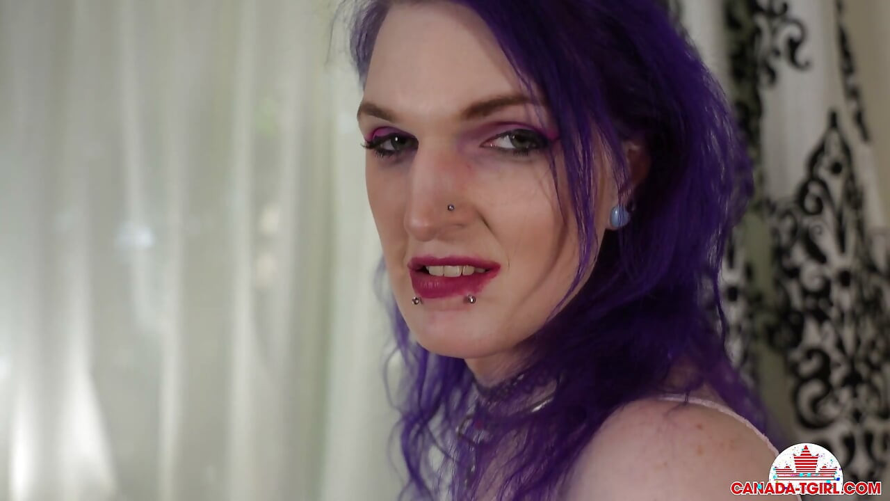 CANADA TGIRL Kvinna med lila hår ger handjob på vit soffa