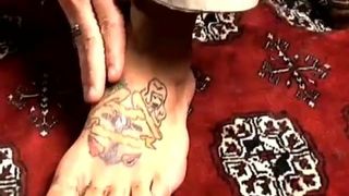 Amateur homo con dulces tatuajes se masturba su gran polla