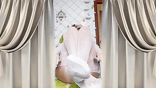 Neşeli ev hanımı Lukerya mutfakta açık, şeffaf beyaz tulumla flört ediyor.