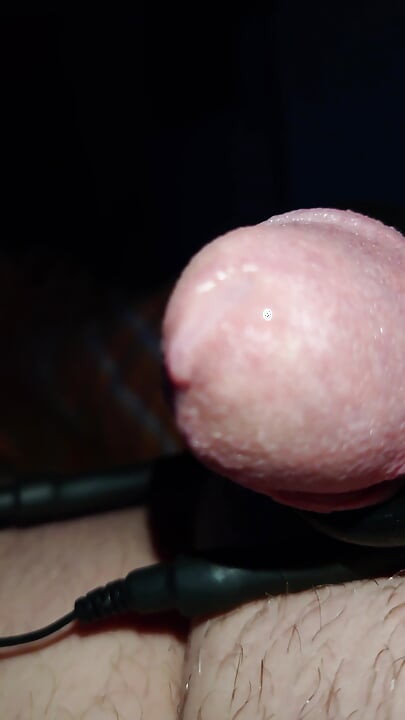 E-stimulasi dengan precum dan penis kecil