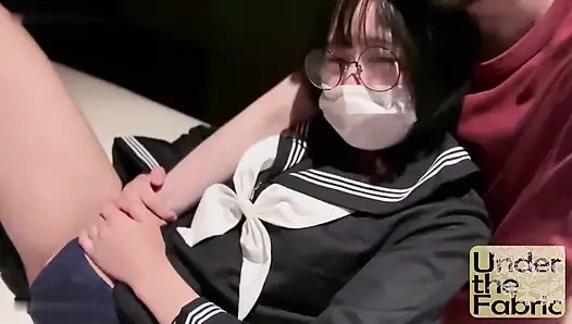 Женщину в тихих очках обманули, как видео-изображение превращается в кримпай в видео от первого лица