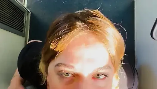 Eine wunderschöne, große College-Blondine gibt ihrem Freund an mehreren Stellen einen Blowjob