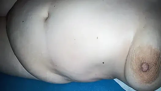 Roma heiße erotische bauch-titten-muschi-anbetung - ihr weicher stretch-marky bauch, geschwollen, harte brüste und nasse, glänzende muschi wird langsam gefickt