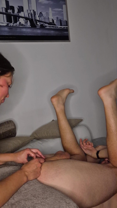 Urut prostat mengongkek pantatnya mencurah susu ke dalam pantatnya | Klip 3