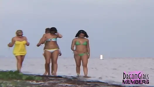 Tüm doğal üniversiteli kızlar bikinilerini çıkarıyor