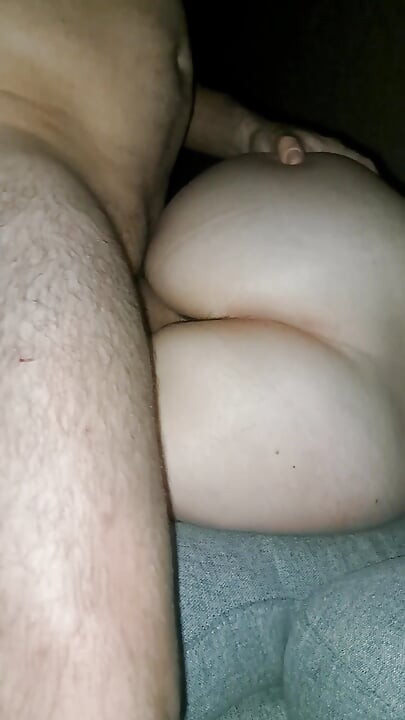 Une petite amie amateur avec un beau cul toute baisée se fait mouiller