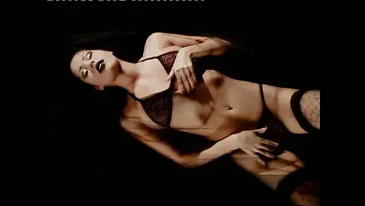 Фантастическую чувственную милфу трахнул и кончил в рот большой винтажный член