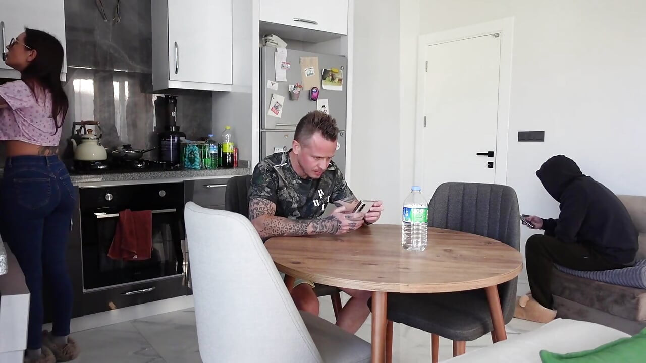 Assim que meu marido saiu para a loja, ele imediatamente me fodeu em todos os buracos!