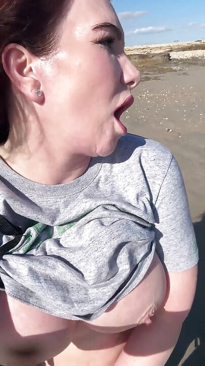 समुद्र तट पर स्तन, बालों वाली चूत और गांड बाहर !!