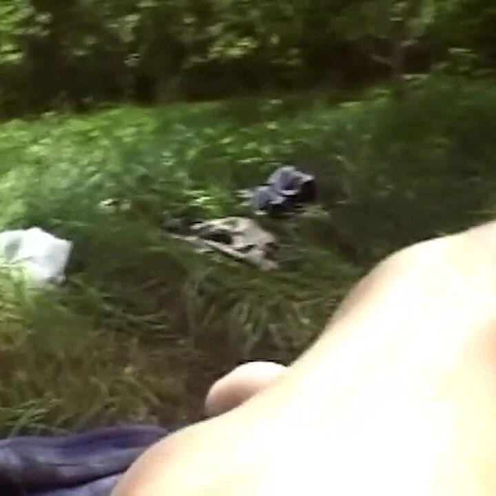 黑发女郎在户外被指交并被狠操