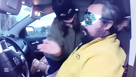 Menampar muka di dalam mobil