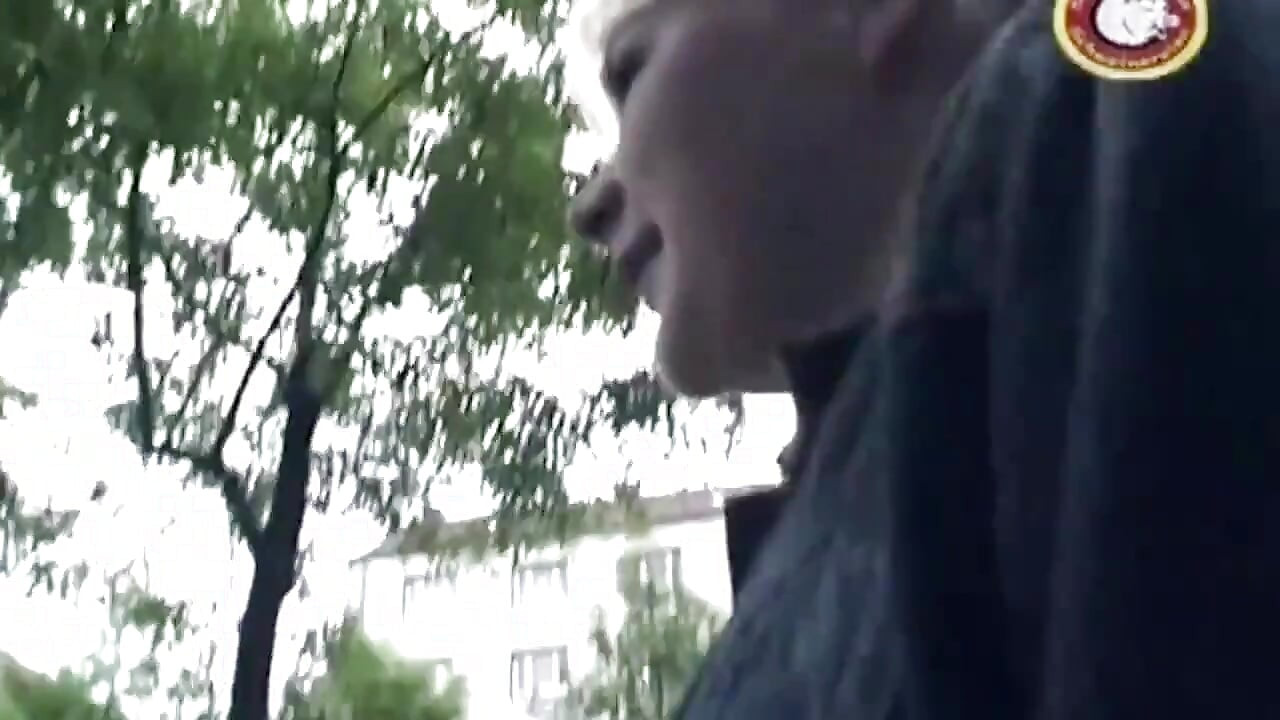 Nauljena plavuša jaše debeli dildo na kauču