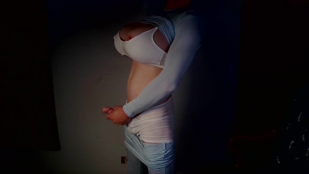 大きな胸を持つフェムボーイがオナニーしている