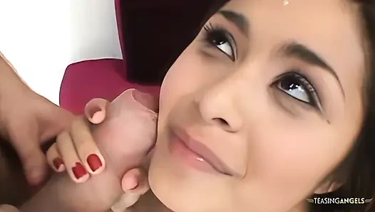 Büyük bir posterior ve küçük cinsel organı var, ama olağanüstü bir kafası var.