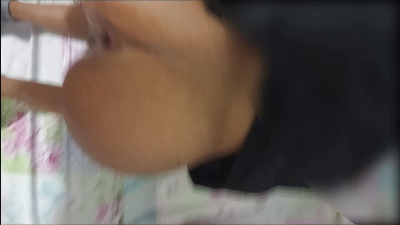 Verheiratete frau lässt ihren arsch frei und bittet, ihr gesicht nicht zu zeigen, damit cuckold es nicht sieht