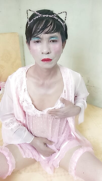 Oanh Le transsexual purtând un halat sexy, masturbându-se fericit
