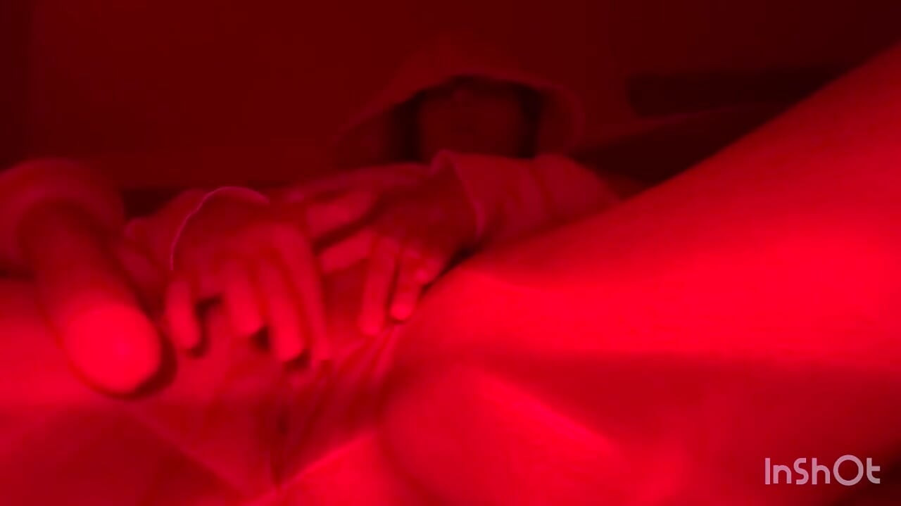 Младшая сводная сестра готовит свою киску.