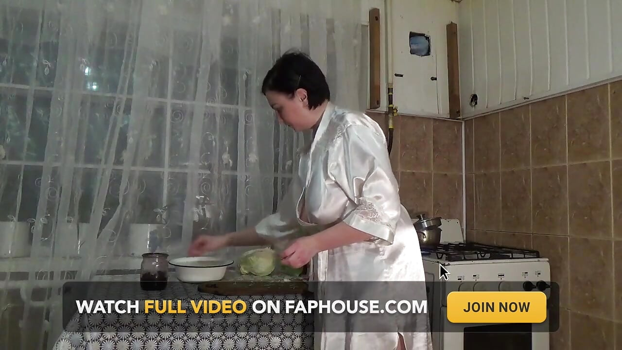 Sexy messy housewife with big tits ! JOI! Tits covering in food!