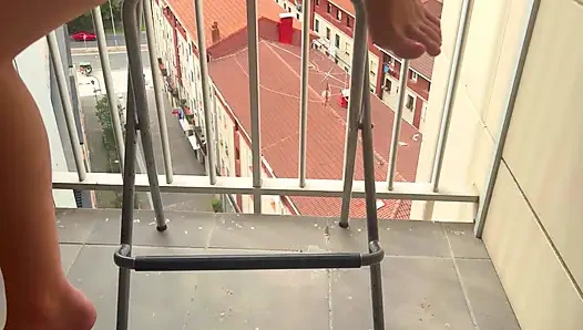Göğüslü Sarışın Balkonda Mastürbasyon yapıyor ve Sıçrayıyor!