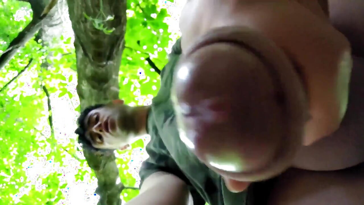 Yarak ve taşakların altında yakın çekim - kamera merceğine boşalma