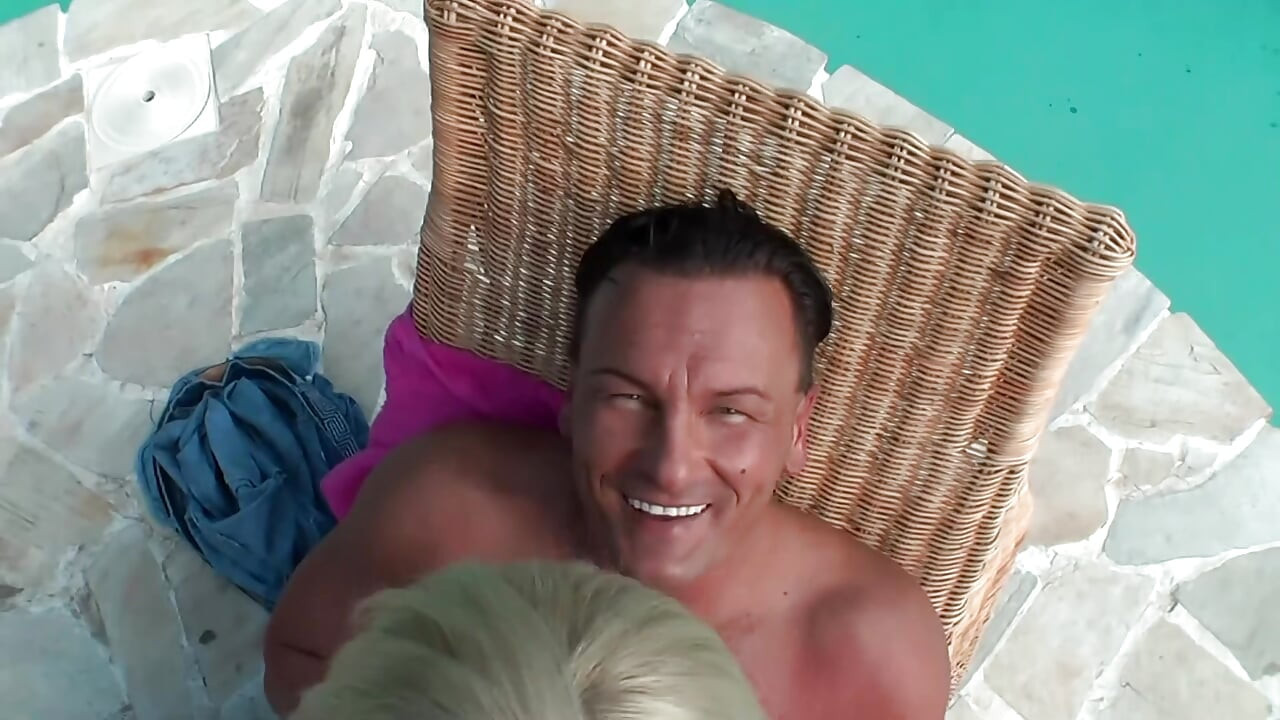 Страсть Блондинки С Двойным Проникновением У Бассейна На Улице