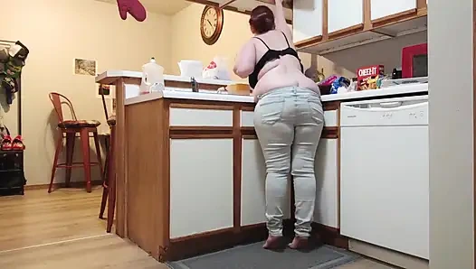 Buttcrack reveal unloading dishwasher