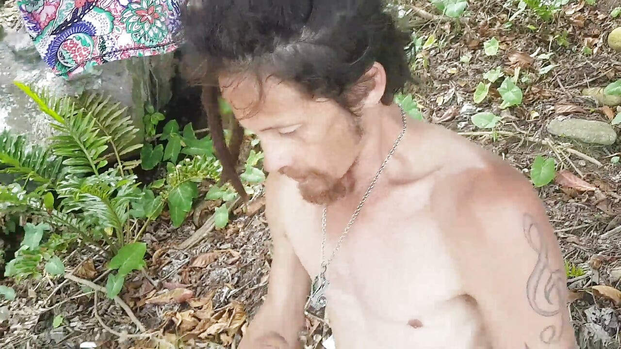 Nymphe jouissant sur la bite du vendeur