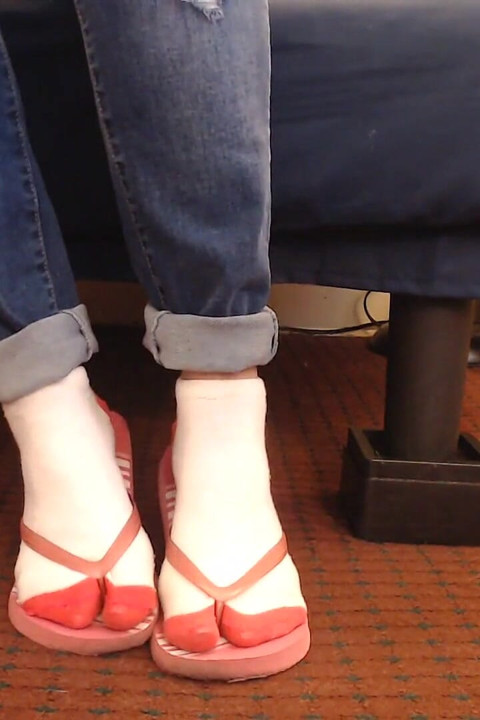 Shoeplay sandal jepit merah muda dengan kaus kaki