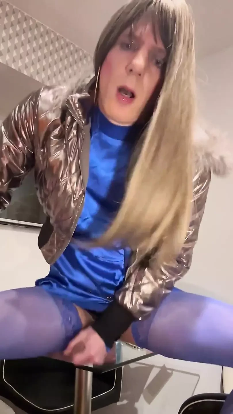 Jess seide reitet dildo