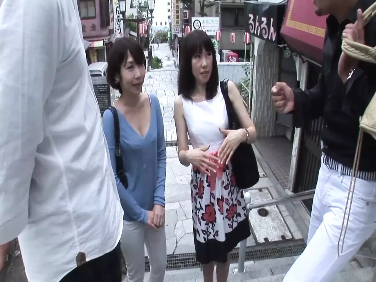 在度假期间调情和操一个熟女 - 第15部分