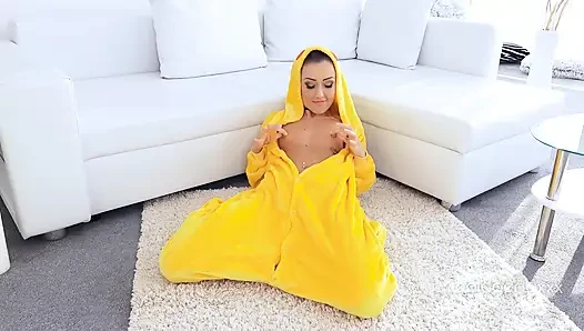 Pikachu seksi yang luar biasa menikmati menyebarkan lubang lebarnya yang dicukur basah